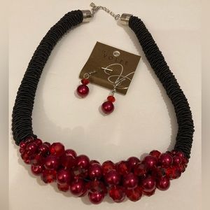 BEAUTIFUL BEADED NECKLACE/EARRING SET RUBY RED/BLACK